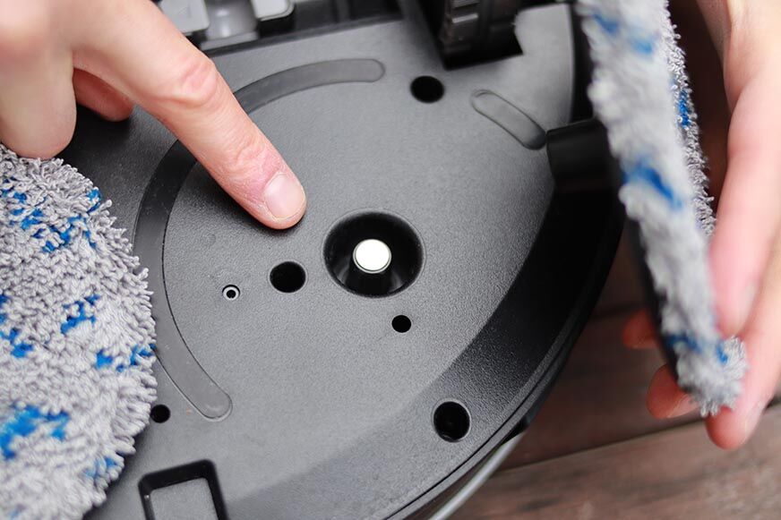 Die Wischmopps des Ecovacs Deebot X1 OMNI werden mittels Magnet befestigt